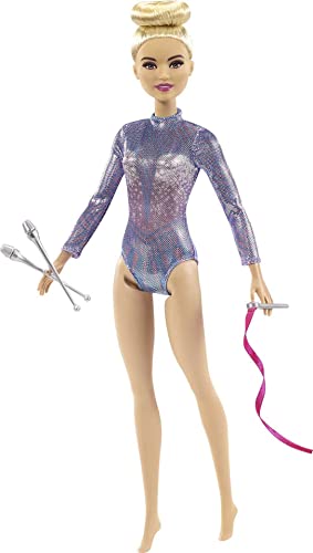 Barbie -Ginnasta, Bambola Bionda con Coloratissimo Body, 2 Bastoni e Nastro, Giocattolo per Bambini 3+ Anni,