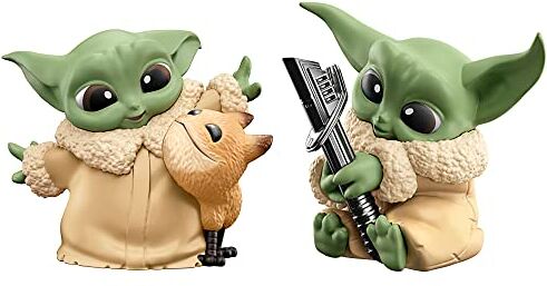 Star Wars The Bounty Collection Set di 2 personaggi Grogu con gatto Loth, Grogu scopre Darksaber, per bambini dai 4 anni in su, 5,5 cm