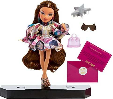 Bratz x GCDS Bambola alla moda YASMIN in edizione speciale Con vestito, accessori, spazzola per capelli e altro Articolata Confezione premium Età: dai 7 anni in su