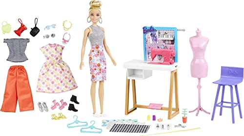 Barbie -Playset Atelier con Bambola  Stilista, Outfit alla Moda, Scarpe, Kit da Cucito, manichino e Accessori ala Moda per Creare Vestiti, Giocattolo Bambini 3+ Anni,  [Esclusivo Amazon]