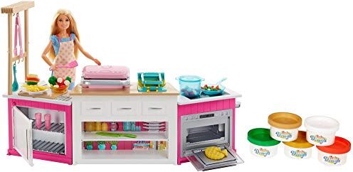 Barbie Cucina da Sogno con Bambola, 5 Aree di Gioco, Pasta Modellabile, Luci e Suoni, Giocattolo per Bambini 4 + Anni, Imballaggio Standard