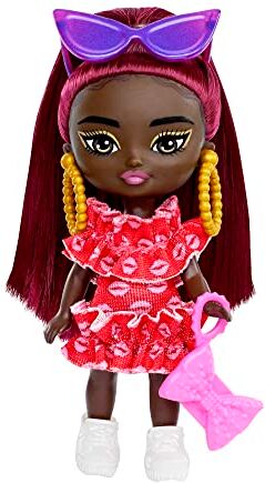 Barbie Extra Mini Minis, bambola bionda con basco e giacca in stile college, borsetta a forma di orsacchiotto gommoso, abiti e accessori, giocattolo per bambini 3+ Anni, HLN48