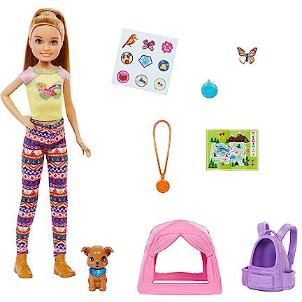 Barbie Siamo in Due Campeggio con Stacie, PlaySet con Bambola Alta 25cm, Cagnolino, Tenda per Cucciolo, Trasportino, Foglio di Adesivi e Accessori da Campeggio, 3+ Anni,