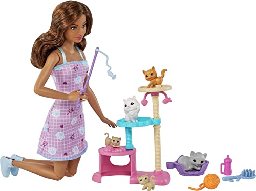 Barbie Giochi dei Cuccioli con Una Bambola , 1 Gatto e 4 Gattini, Casetta Ad Albero e Accessori, Giocattolo per Bambini 3+ Anni,