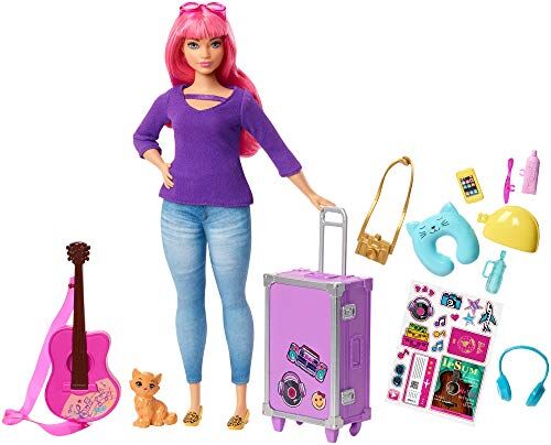 Barbie Daisy, Bambola Curvy con Capelli Rosa, Gattino, Chitarra, Valigia Apribile, Adesivi e 9 Accessori, Giocattolo per Bambini di 3+ Anni,