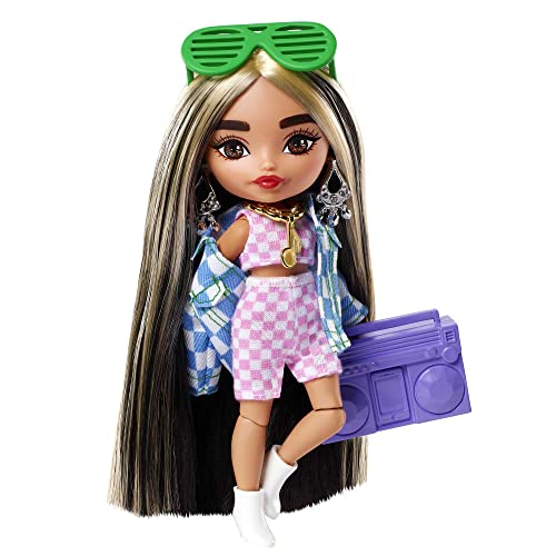 Barbie Extra Minis Mini Bambola Articolata con Giacca a Quadri e Morbidi Capelli Bicolore, Giocattolo per Bambini 3+ Anni,