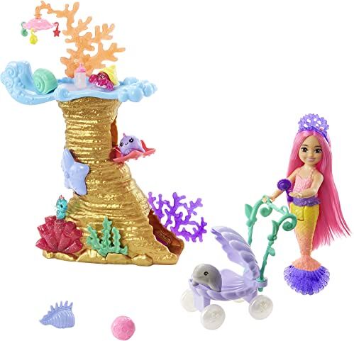 Barbie Sirene Playset con Bambola Chelsea Sirena, 4 Cuccioli, Area Giochi con barriera corallina, Passeggino e Accessori, Giocattolo per Bambini 3+ Anni,