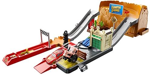 Disney Pixar Cars Race & Go Playset con Saetta Mcqueen e 1 Trattore 3 Configurazioni Oltre 20 Pezzi Regalo per Bambini da 4+ Anni,