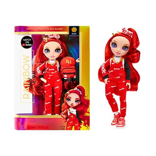 Rainbow High Jr. High Ruby Anderson Bambola alla Moda Rossa da 23cm con Vestito e Accessori Include Zainetto Apri e Chiudi da Collezionare o Regalare età: dai 6 Anni in su