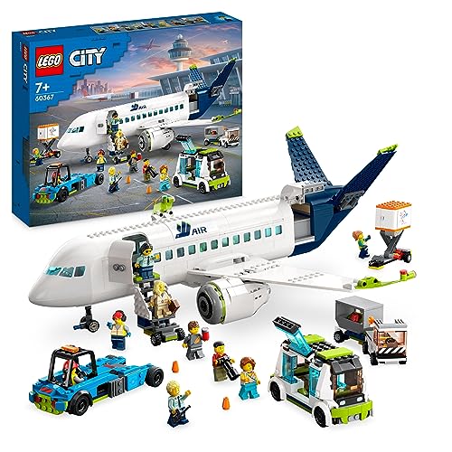 Lego City Aereo Passeggeri, Grande Modellino di Aeroplano Giocattolo da Costruire con 9 Minifigure e Veicoli dell'Aeroporto: Autobus, Trattore Aeroportuale, Camion del Catering e Furgone Bagagli