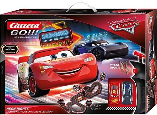 Carrera Toys GO!!! Disney Pixar Cars Neon Nights Set Pista da Scontro e Due Macchinine con Saetta Mcqueen e Jackson Storm, Gioco Adatto per Bambini dai 6 Anni, Multicolore, 20062477