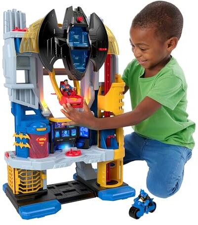 Fisher Price Imaginext DC Super Friends Super Quartier Generale, playset con luci e suoni alto 60 cm, con personaggi Batman e Superman, Batmoto e tanti accessori inclusi, giocattolo per bambini, 3+ anni,