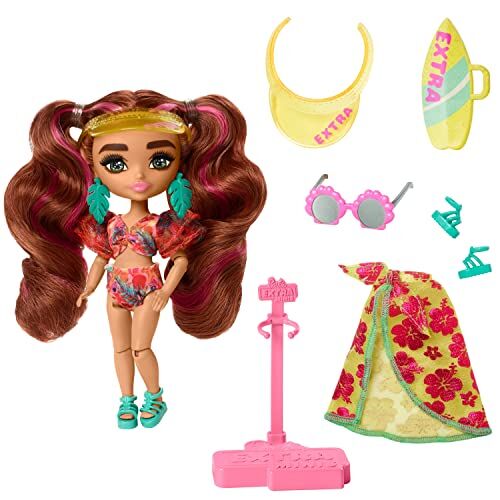 Barbie Extra Minis Extra Fly, mini bambola viaggiatrice alta 14 cm con look a tema spiaggia, outfit dal motivo tropicale, tanti accessori inclusi, giocattolo per bambini, 3+ anni,