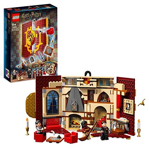 Lego Harry Potter Stendardo della Casa Grifondoro da Parete per Bambini e Bambine, Giocattolo con Sala Comune del Castello di Hogwarts e 3 Minifigure, Giochi da Viaggio da Collezione