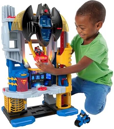 Fisher Price Imaginext DC Super Friends Super Quartier Generale, playset con luci e suoni alto 60 cm, con personaggi Batman e Superman, Batmoto e tanti accessori inclusi, giocattolo per bambini, 3+ anni,