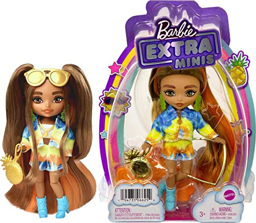 Barbie Extra Minis Bambola n. 5 con Giacca e Pantaloncini Tie-Dye, Piedistallo e Accessori, con Occhiali da Sole e Borsetta, Regalo e Giocattolo per Bambini 3+ Anni,