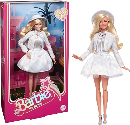 Barbie The Movie Margot Robbie, Bambola del Film Collezione con Completo Coordinato Blu a Quadri, Cappello e Giacca abbinati, Giocattolo per Bambini, 3+ Anni,