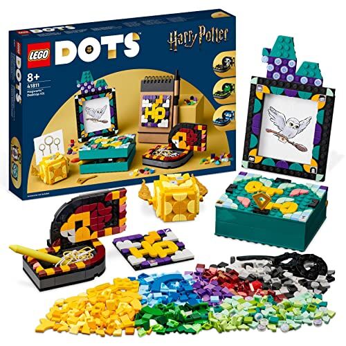 Lego DOTS Kit da Scrivania di Hogwarts, Accessori Scrivania di Harry Potter con 2 Portagioie, Portafoto e Toppa Adesiva, Giochi Fai da Te per Bambini