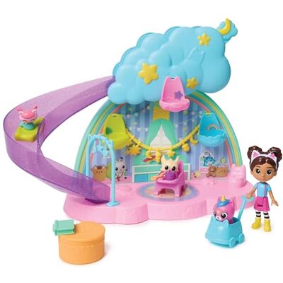 DREAMWORKS GABBY'S DOLLHOUSE Gabby's Dollhouse, Stanza dei Giochi dell'Asilo Gatto-Orecchio, Set di Gioco da 17 Pezzi con 4 Personaggi e Mobili per la Casa delle Bambole, Giocattoli per Bambine e Bambini, 3+ Anni DREAMWORKS GABBY'S DOLLHOUSE Gabby's Dollhouse, Stanza dei Giochi dell'Asilo Gatto-Orecchio, Set di Gioco da 17 Pezzi con 4 Personaggi e Mobili per la Casa delle Bambole, Giocattoli per Bambine e Bambini, 3+ Anni