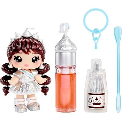 Yummiland x Licensed Sweets Lip Gloss Doll: Hershey’s Kisses Coco Kisses: Include 1 Bambola, Lucidalabbra + Portachiavi rimovibile, Gioco cosmetico, Collezionabile. Età 4+ Yummiland x Licensed Sweets Lip Gloss Doll: Hershey’s Kisses Coco Kisses: Include 1 Bambola, Lucidalabbra + Portachiavi rimovibile, Gioco cosmetico, Collezionabile. Età 4+