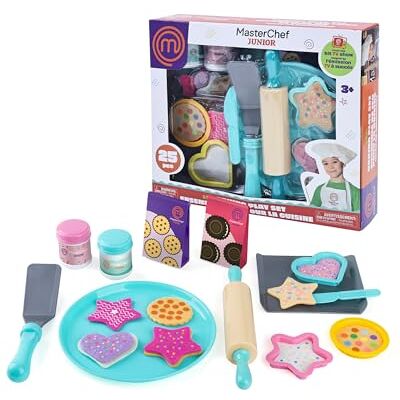 Famosa MasterChef Junior Baking Set di 21 accessori per la preparazione di biscotti, con rullo, stampini, tappature e 9 biscotti in feltro, set immaginario divertente ed educativo, famoso () Famosa MasterChef Junior Baking Set di 21 accessori per la preparazione di biscotti, con rullo, stampini, tappature e 9 biscotti in feltro, set immaginario divertente ed educativo, famoso ()