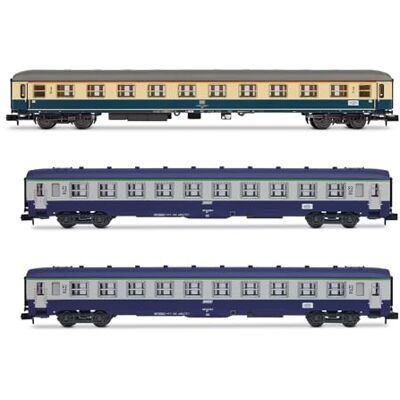 ARNOLD D242 Parigi – Berlino – Varsavia, Pacco da 3 unità 2, 2, 1 x Am Db Blu, Beige, 2 x Dev A0 B10 SNCF, epIV Carrozze passeggeri ARNOLD D242 Parigi – Berlino – Varsavia, Pacco da 3 unità 2, 2, 1 x Am Db Blu, Beige, 2 x Dev A0 B10 SNCF, epIV Carrozze passeggeri