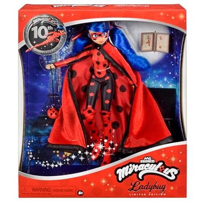 BANDAI Miraculous Ladybug Bambola 10° Anniversario Edizione limitata Cofanetto con accessori Licenza ufficiale Miraculous Bambola Modella articolata 26 cm Giocattolo per bambini 4 anni in + BANDAI Miraculous Ladybug Bambola 10° Anniversario Edizione limitata Cofanetto con accessori Licenza ufficiale Miraculous Bambola Modella articolata 26 cm Giocattolo per bambini 4 anni in +