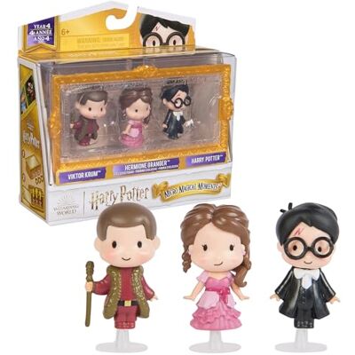 Wizarding World , Harry Potter Set di 4 personaggi "Micro Magical Moments Year" con Harry, Hermione, Viktor Kruml e custodia per espositore Wizarding World , Harry Potter Set di 4 personaggi "Micro Magical Moments Year" con Harry, Hermione, Viktor Kruml e custodia per espositore