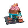 HOT WHEELS 'Let's Race' Netflix Gelateria con Vortice, playset a forma di cono gelato con pista e ascensore attivabile, include 1 macchinina , giocattolo per bambini, 4+ anni,