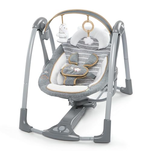 Ingenuity Swing 'n Go Deluxe a 5 velocità con imbracatura imbottita pieghevole, portatile, 2 giocattoli di peluche e suoni, 0-9 mesi (Bella Teddy)