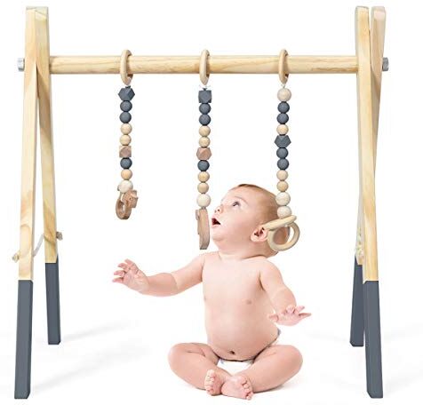 GOPLUS 3 in 1 Palestrina Legno Bambini, Pieghevole, Altezza Regolabile, con 3 Sospesi Giocattoli Sensoriali, Neonati 3+Mesi, Vari Allenamenti di Corpo, 44x60x60 cm (Grigio)