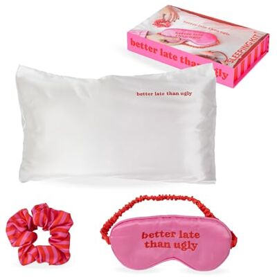 Fisura – Kit da sonno “Better late”. Include: federa 50x70 cm in raso, scrunchie delicato e maschera occhi rilassante. Pensiero creativo e utile per una donna speciale. Fisura – Kit da sonno “Better late”. Include: federa 50x70 cm in raso, scrunchie delicato e maschera occhi rilassante. Pensiero creativo e utile per una donna speciale.