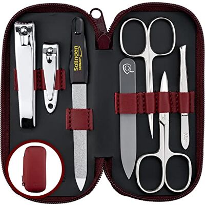 marQus Set Manicure Professionale – Kit da 7 Pezzi con Custodia in Vera Pelle. Include Tagliaunghie, Forbicine, una Lima in Vetro esclusiva e strumenti di qualità. Perfetto per Uomo, Donna e viaggi marQus Set Manicure Professionale – Kit da 7 Pezzi con Custodia in Vera Pelle. Include Tagliaunghie, Forbicine, una Lima in Vetro esclusiva e strumenti di qualità. Perfetto per Uomo, Donna e viaggi