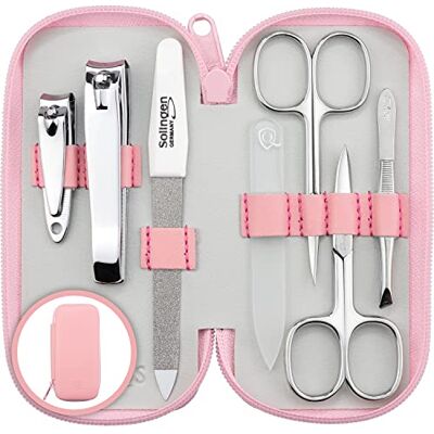 marQus Set Manicure Professionale – Kit da 7 Pezzi con Custodia in Vera Pelle. Include Tagliaunghie, Forbicine, una Lima in Vetro esclusiva e strumenti di qualità. Perfetto per Uomo, Donna e viaggi marQus Set Manicure Professionale – Kit da 7 Pezzi con Custodia in Vera Pelle. Include Tagliaunghie, Forbicine, una Lima in Vetro esclusiva e strumenti di qualità. Perfetto per Uomo, Donna e viaggi
