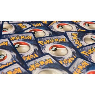 Pokémon Pokemon TCG: Lotto di 100 carte Pokemon assortite con fogli – Bundle con una scatola da collezione Lightning Card inclusa Pokémon Pokemon TCG: Lotto di 100 carte Pokemon assortite con fogli – Bundle con una scatola da collezione Lightning Card inclusa