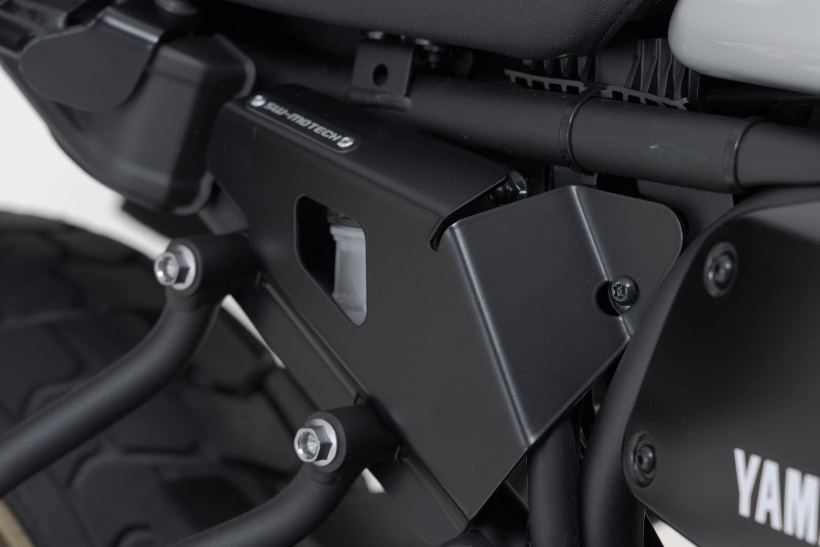 sw-motech set di protezione serbatoio liquido freni - nero. yamaha xsr700 (15-) / xt (19-) l+r.