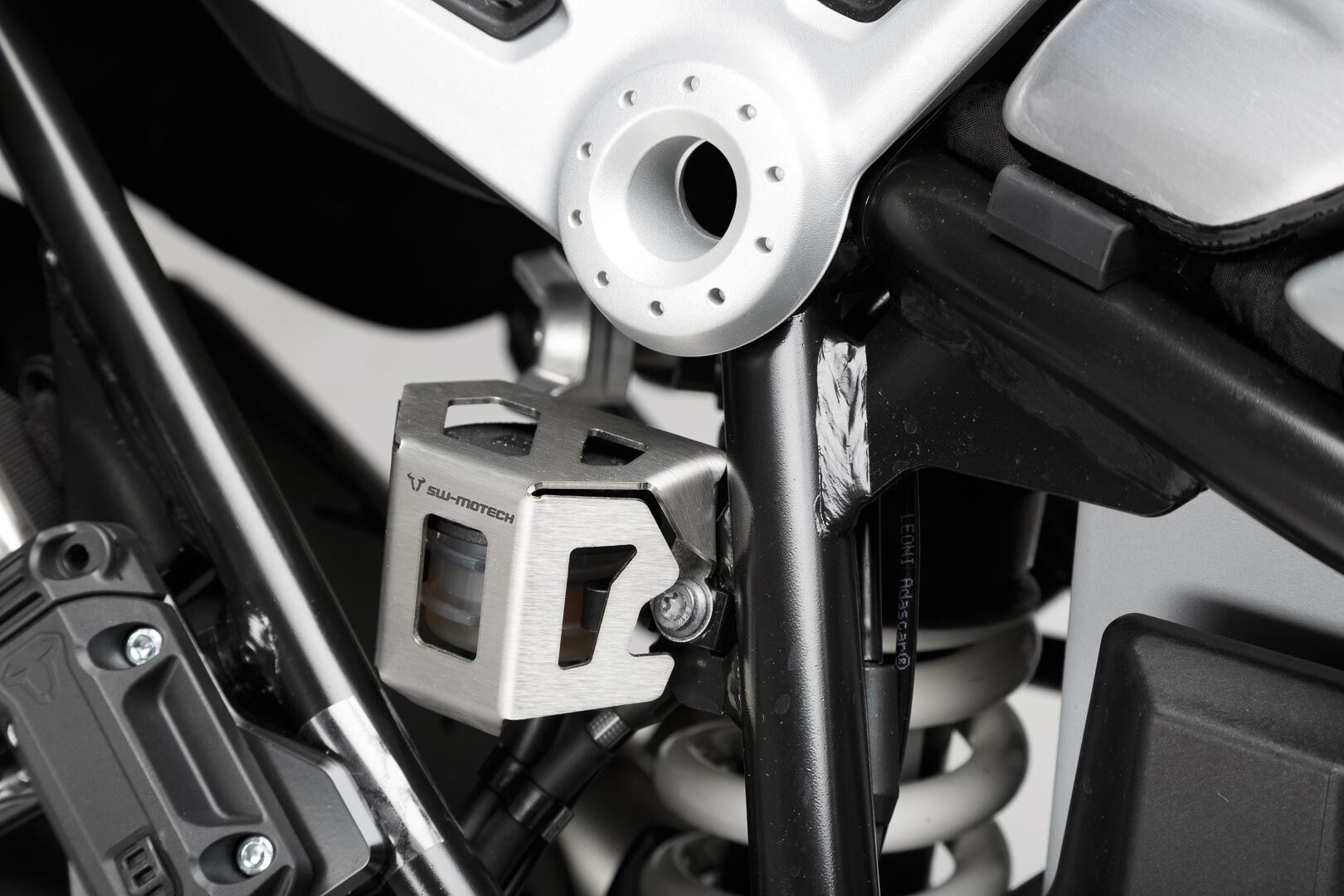 sw-motech protezione serbatoio liquido freni - argento. modelli bmw r ninet (14-).