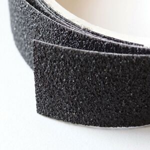 STICKERSLAB Nastro Adesivo Antiscivolo Nero Extra Grip Super Forte - 25/50mm Lunghezza - 50mm X 6mt STICKERSLAB Nastro Adesivo Antiscivolo Nero Extra Grip Super Forte - 25/50mm Lunghezza - 50mm X 6mt