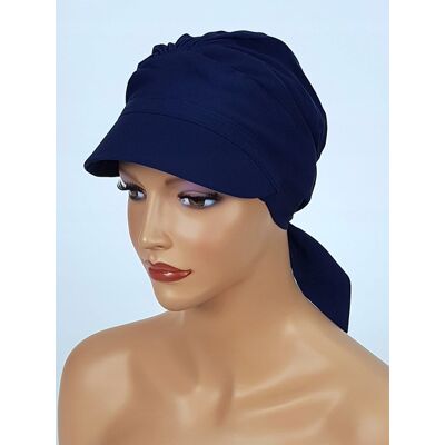 OEM Tess Indossa Un Turbante Blu Navy Con Visiera E Una Sciarpa A Balze, Anche Dopo La Chemioterapia. OEM Tess Indossa Un Turbante Blu Navy Con Visiera E Una Sciarpa A Balze, Anche Dopo La Chemioterapia.