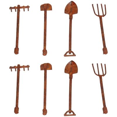 OEM Set Di 4 Attrezzi Da Giardinaggio In Miniatura In Metallo Arrugginito Per Casa Delle Bambole In Scala 1:12 - Pala, Zappa, Forcone OEM Set Di 4 Attrezzi Da Giardinaggio In Miniatura In Metallo Arrugginito Per Casa Delle Bambole In Scala 1:12 - Pala, Zappa, Forcone