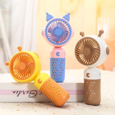 OEM Mini Ventilatore Portatile A Forma Di Cartone Animato, Marrone E Bianco – 3 Velocità, Batteria Ricaricabile Tramite Usb, Design Compatto E Silenzioso OEM Mini Ventilatore Portatile A Forma Di Cartone Animato, Marrone E Bianco – 3 Velocità, Batteria Ricaricabile Tramite Usb, Design Compatto E Silenzioso