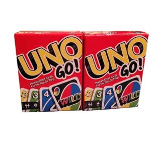 Mattel UNO GO! Tarjetas de tamaño de bolsillo para jugar sobre la marcha, tarjetas de juego de tamaño mini para viajes, calcetines de relleno, fiesta de cumpleaños, niños, adultos, familia, juego de noche, diversión a juego