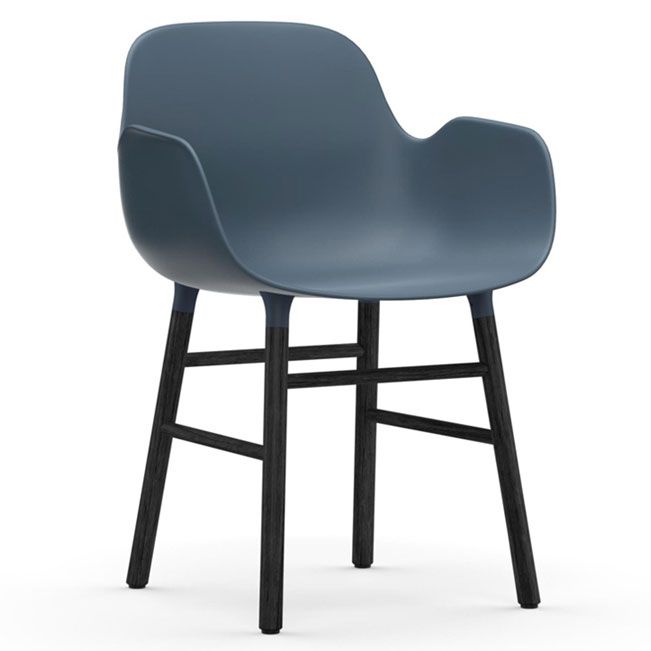 Normann Copenhagen Form Armchair stoel met zwart onderstel blauw
