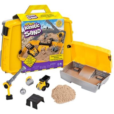 Kinetic Sand Magisch zand, bouwkoffer 907 G + 3 accessoires, neem je modelleerzand overal mee naartoe en vorm je creaties zoals met boetseerklei, speelgoed voor kinderen vanaf 3 jaar Speelgoed vrachtwagen en kraan, 0,9 kg zand en opvouwbare opbergtas, c Kinetic Sand Magisch zand, bouwkoffer 907 G + 3 accessoires, neem je modelleerzand overal mee naartoe en vorm je creaties zoals met boetseerklei, speelgoed voor kinderen vanaf 3 jaar Speelgoed vrachtwagen en kraan, 0,9 kg zand en opvouwbare opbergtas, c