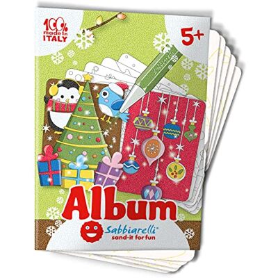 Sabbiarelli – Album Kerstkaarten Zelfklevende vellen voor zandkunst Bevat 10 A6 zelfklevende tekeningen met kerstmotieven, 100% Made in Italy, 5-12 jaar, gekleurd zand niet inbegrepen Sabbiarelli – Album Kerstkaarten Zelfklevende vellen voor zandkunst Bevat 10 A6 zelfklevende tekeningen met kerstmotieven, 100% Made in Italy, 5-12 jaar, gekleurd zand niet inbegrepen