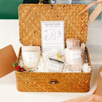 AELITA Premium cadeauset voor dames, lichaamsverzorging en welzijn, herbruikbare gevlochten mand en personaliseerbare kaart, origineel en nuttig cadeau-idee, cadeau voor Kerstmis, bruiloft, Valentijnsdag, verjaardag AELITA Premium cadeauset voor dames, lichaamsverzorging en welzijn, herbruikbare gevlochten mand en personaliseerbare kaart, origineel en nuttig cadeau-idee, cadeau voor Kerstmis, bruiloft, Valentijnsdag, verjaardag
