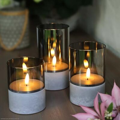 Hellum Vlamloze led-kaarsen, set van 3 met 6 uur timer, flikkerende vlam, binnen/buiten, grijs, Ø 8 cm H 10/12,5/15 cm, rookglas en beton-effect sokkel met 6xAA batterijen (niet inbegrepen) 151992 Hellum Vlamloze led-kaarsen, set van 3 met 6 uur timer, flikkerende vlam, binnen/buiten, grijs, Ø 8 cm H 10/12,5/15 cm, rookglas en beton-effect sokkel met 6xAA batterijen (niet inbegrepen) 151992