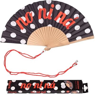 Fisura Houten waaier met stippenpatroon met boodschap "no ni ná". Modieus en kleurrijk accessoire, zwart-wit handventilator met haak inbegrepen. Afmetingen: 42,5 x 23 cm Fisura Houten waaier met stippenpatroon met boodschap "no ni ná". Modieus en kleurrijk accessoire, zwart-wit handventilator met haak inbegrepen. Afmetingen: 42,5 x 23 cm