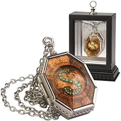 The Noble Collection Harry Potter The Horcrux Locket 1,8 inch (4,5 cm) Locket on Chain with Wooden Display Case Officieel gelicentieerde filmrekwisieten geschenken sieraden The Noble Collection Harry Potter The Horcrux Locket 1,8 inch (4,5 cm) Locket on Chain with Wooden Display Case Officieel gelicentieerde filmrekwisieten geschenken sieraden