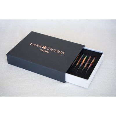 LANA GROSSA Breinaaldenset van hout, meerkleurig, met 8 houten naaldpunten (3,5-8,0 mm), 4 touwen en accessoires, verwisselbare punten in praktische doos LANA GROSSA Breinaaldenset van hout, meerkleurig, met 8 houten naaldpunten (3,5-8,0 mm), 4 touwen en accessoires, verwisselbare punten in praktische doos